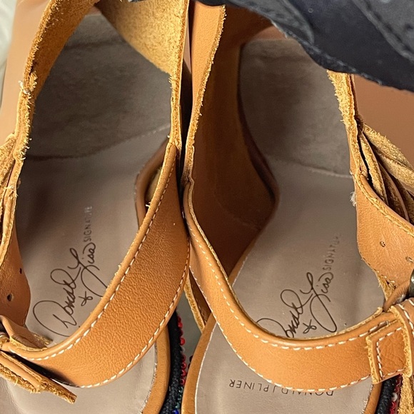 NWOT Donald J. Pliner OMARA Donald & Lisa Signature Beaded Block Heels Size 8.5 - Picture 13 of 17